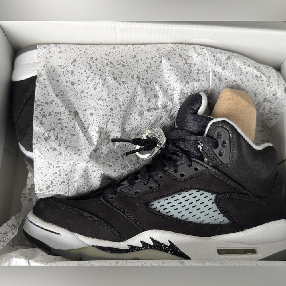 Air Jordan Retro Sneakers Box in Black/ Cool Grey- White